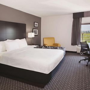 1 Queen Bed Exterior Room Non-Smoking